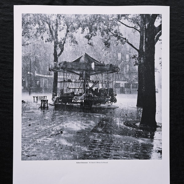 Robert Doisneau „M. Barrés Merry-Go-Round, Place de la Mairie, Paris, 1955“ ©2004 Atelier Robert Doisneau Abmessungen 28,5 x 36,5 cm.