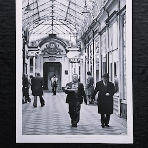 Robert Doisneau "Passage des Princes, 1976" On the back ©2004 Atelier Robert Doisneau Dimensions 28.5 x 36.5 cm.