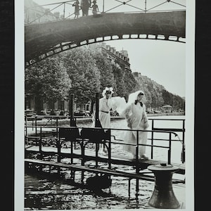 Robert Doisneau "Canal Saint - Martin, Parijs, 1953" Op de achterkant ©2004 Atelier Robert Doisneau Afmetingen 28,5 x 36,5 cm.