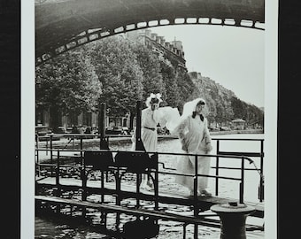 Robert Doisneau "Canal Saint - Martin, Paris, 1953" Au dos ©2004 Atelier Robert Doisneau Dimensions 28,5 x 36,5 cm.