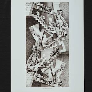 Op de afbeelding: Een zwart-witte illustratie van een surrealistische trap met mensen die op en neer klimmen. De trappen zijn zo getekend dat ze onmogelijk lijken te beklimmen. De afbeelding heeft de titel "House of Stairs" van M.C. Escher.
