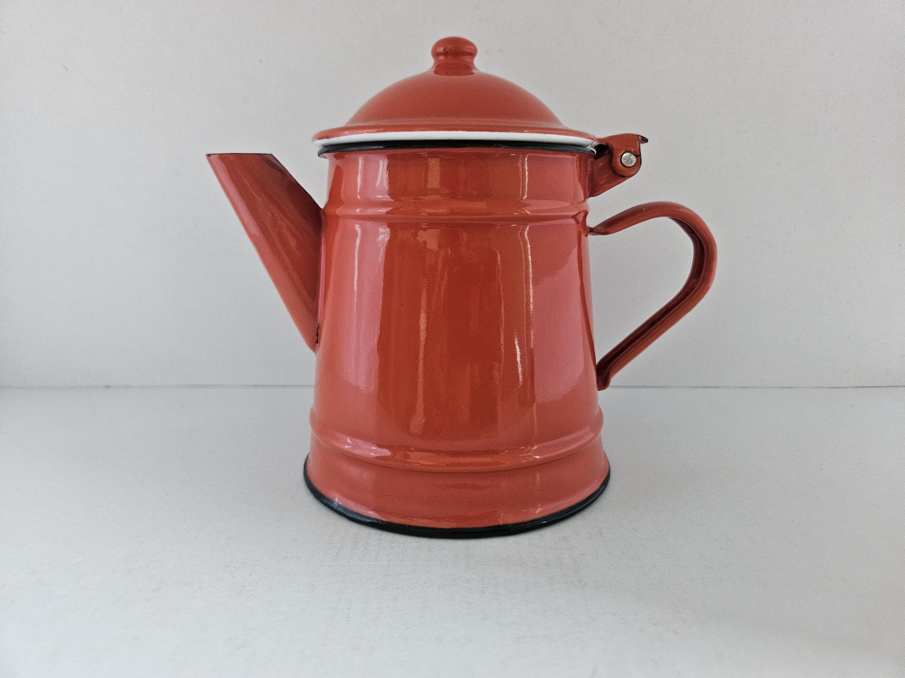 Enamelled teapot, kettle 80s. Height 16 cm. Planter, especially in kitchens, farmhouses, restaurants, rural houses, country houses etc.