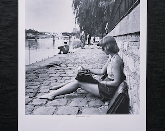 Robert Doisneau "Dactylographe, Square du Vert - Galant, Paris, 1947" ©2004 Atelier Robert Doisneau Dimensions 28,5 x 36,5 cm.