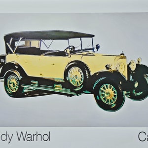 Può includere: Un'auto gialla d'epoca con capote nera, ruote verdi e nere, e il testo "Cars" e "Andy Warhol" nella parte inferiore dell'immagine.