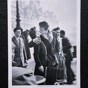 Robert Doisneau "Le Baiser de l'hotel de Ville, Paris, 1950" On the back ©2004 Atelier Robert Doisneau Dimensions 28.5 x 36.5 cm.
