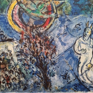 Pode incluir: Uma pintura abstrata azul e branca com uma figura no centro usando uma coroa. A figura é cercada por um fundo colorido e em espiral.