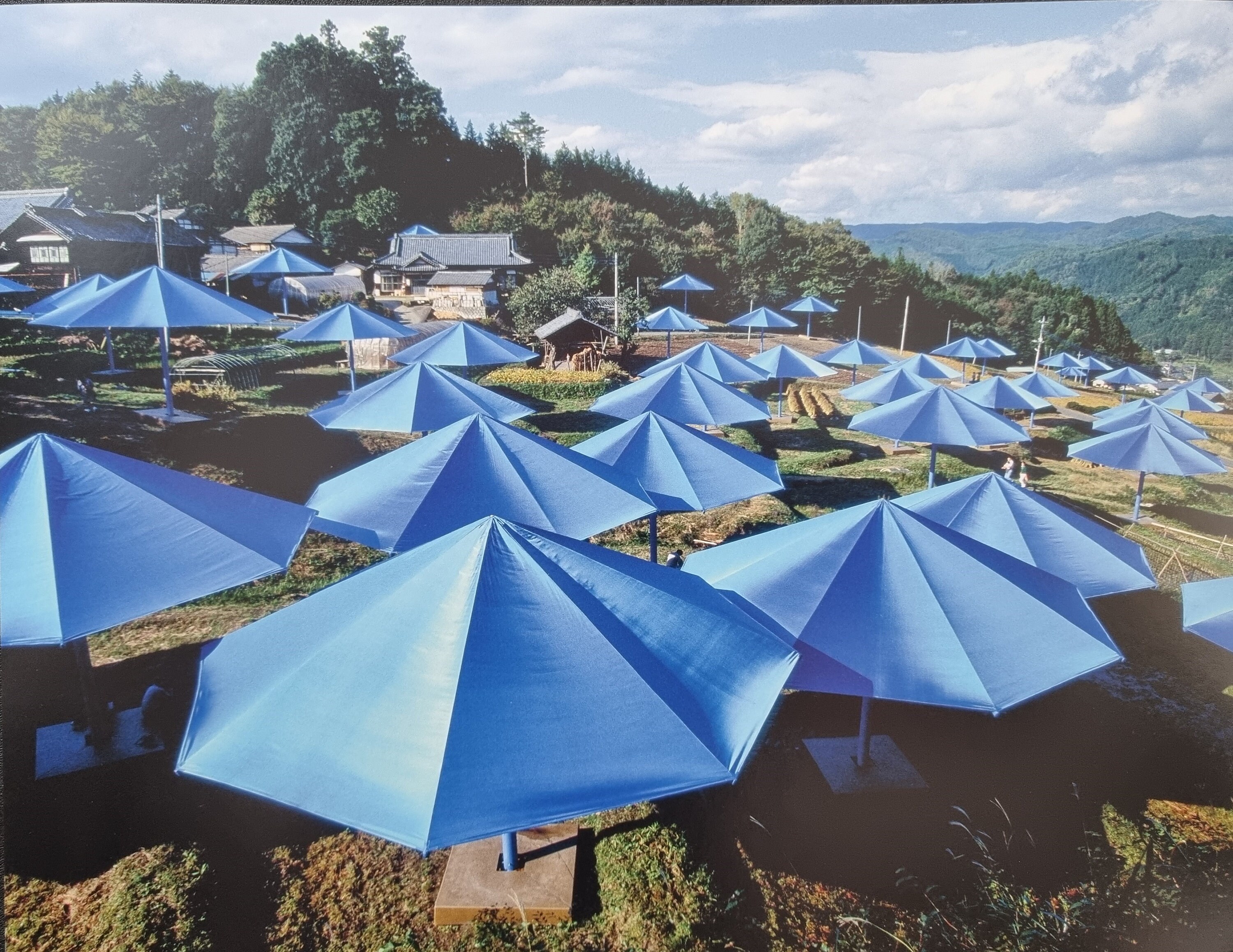 アート・デザイン・音楽 Christo The Umbrellas Christo The Umbrellas Ibaraki Japan Poster – Poster Museum