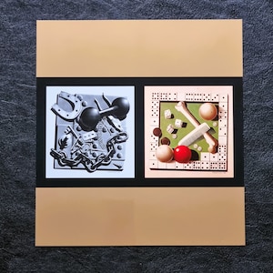 Pode incluir: Uma impress&atilde;o de estilo vintage que apresenta duas imagens contrastantes. A imagem da esquerda mostra um haltere preto, uma ferradura e uma corrente sobre um fundo branco. A imagem da direita mostra um tabuleiro de jogo com dados, um osso, um pente e bolas sobre um fundo verde.