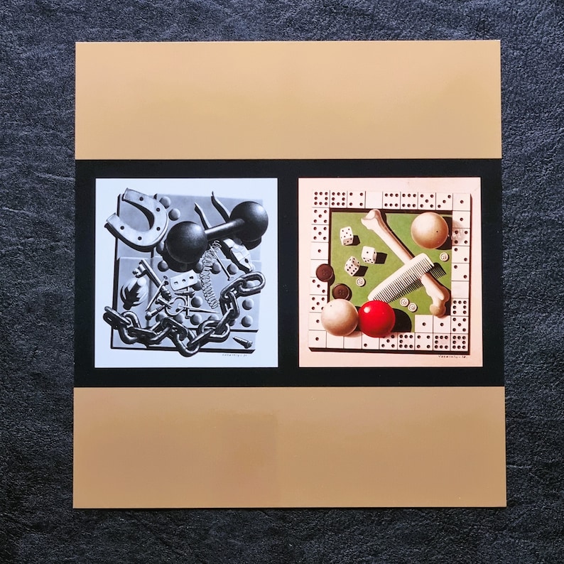 Pode incluir: Uma impress&atilde;o de estilo vintage que apresenta duas imagens contrastantes. A imagem da esquerda mostra um haltere preto, uma ferradura e uma corrente sobre um fundo branco. A imagem da direita mostra um tabuleiro de jogo com dados, um osso, um pente e bolas sobre um fundo verde.