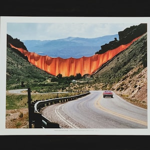 Christo en Jeanne Claude "Cortina di valle, Rifle, Colorado - 1970" Op de achterkant licentie ©Christo/Photo: Wolfgang Volz. Afmetingen 36 x 28 cm.