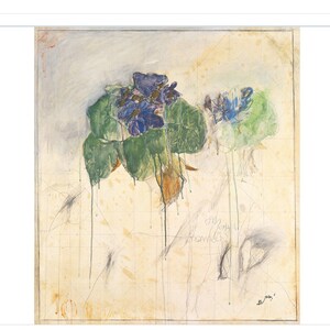 Könnte beinhalten: Ein Aquarellbild von zwei violetten Blumen mit grünen Blättern auf weißem Hintergrund mit schwachen Gitterlinien und Bleistiftmarkierungen. Das Bild ist unten rechts signiert.