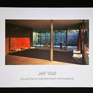 Jeff Wall (1946, Vancouver) &quot;Ochtendschoonmaak, 1999&quot; Vintage poster. 2002 © Jeff Wall # Fotografie # Hedendaagse kunst # 90 x 70 cm.