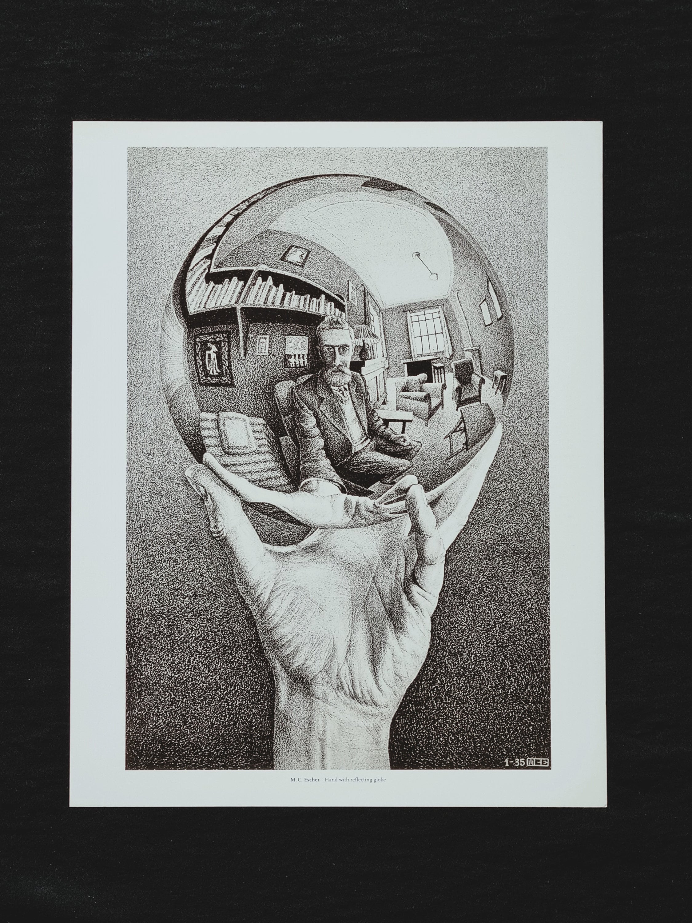 M.C.エッシャー作「反射する地球儀を持つ手、1934年」モノクローム版画