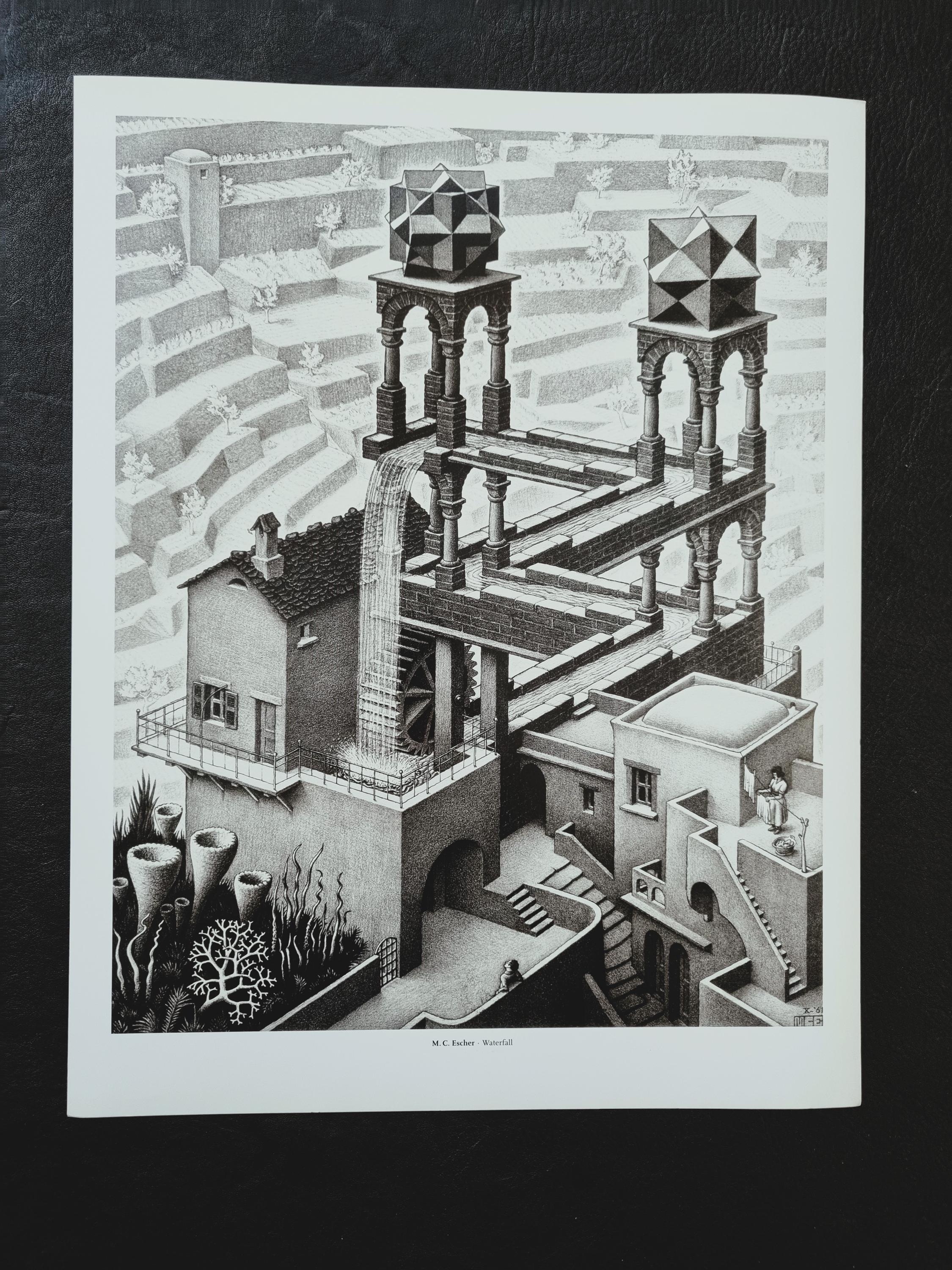 M.C.エッシャー作「滝」（1934年）モノクローム版画。裏面に著作権表示