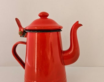 Enamelled teapot, kettle, or coffee maker from the 1980s. Height 15 cm. Planters, especially in kitchens, farmhouses, restaurants, country homes, etc.