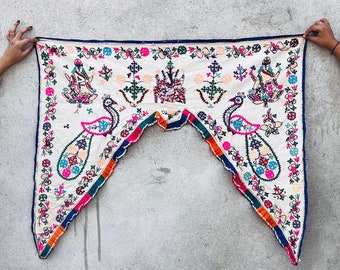 Banjara Toran vintage: tapiz indio bordado estilo kuchi