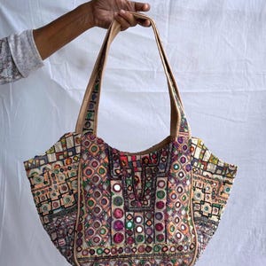 Vintage Banjara draagtas, handgemaakt met Afghaans borduurwerk, patchwork schoudertas