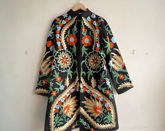 Suzani Mantel, Womens Suzani Jacke, indische Baumwollstickereijacke, handgemachter Stickereimantel, Suzani Kimono Robe, gesteppte Boho Baumwolljacke