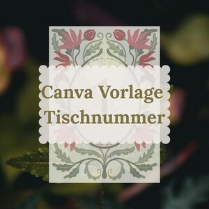Op de afbeelding: Een rechthoekige tafelnummerkaart met een geschulpte witte rand en een centraal ovaal kader. Het ontwerp bevat botanische illustraties van rode bloemen en groene bladeren. De tekst luidt: Canva Vorlage Tischnummer.