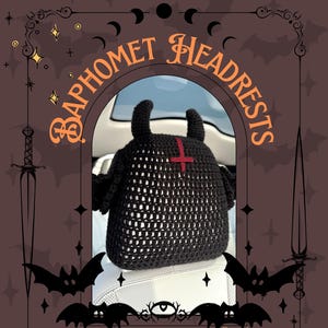 Puede incluir: Una funda de reposacabezas de ganchillo negro con forma de criatura con cuernos y una cruz roja. El texto "BAPHOMET HEADRESTS" está arqueado sobre el reposacabezas. La imagen tiene un fondo marrón oscuro con murciélagos, lunas, estrellas y elementos decorativos.