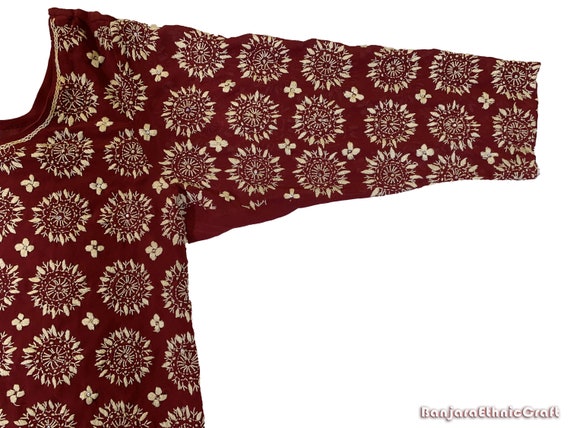 Pocketed dress in woven kantha fabric with elasticated side gathering and block print.