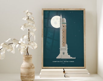 Puede incluir: Una ilustración azul verdosa de la Torre de Agua de Compton Hill en St. Louis, Missouri. La torre se representa contra un cielo nocturno con luna llena y estrellas. El texto "St. Louis, MO" y "Compton Hill Water Tower - 1893 -" está debajo de la torre.