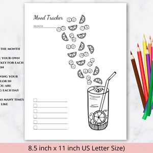 Puede incluir: Una hoja imprimible de seguimiento del estado de ánimo con un dibujo lineal en blanco y negro de un vaso con pajita, rodeado de rodajas de cítricos y cubitos de hielo numerados. Incluye una sección de clave de color y lápices de colores.