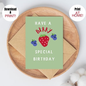 Carte d'anniversaire de baies | esthétique de carte de noyau de cottage mignon de baies de punny | passez un anniversaire spécial baies