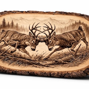 Könnte beinhalten: Ein Holzbrandkunstwerk, das zwei kämpfende Hirsche zeigt. Die Szene ist vor dem Hintergrund einer Bergkette und eines Waldes platziert. Das Kunstwerk wird vom natürlichen Rand des Holzes mit sichtbarer Rinde umrahmt.