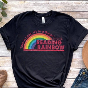 Chemise arc-en-ciel de lecture, chemise de bibliothécaire rétro, chemise d'appréciation des enseignants, chemise d'école arc-en-ciel de confort rétro, cadeau d'amant de livre, tee-shirt de rat de bibliothèque