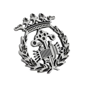 Könnte beinhalten: Eine silberne Anstecknadel mit einem schwarz-weißen Design. Das Design zeigt eine Krone, einen Kranz und ein stilisiertes Bild eines Gebäudes mit einem Turm.