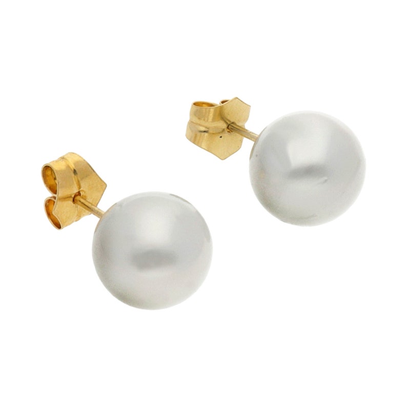 Puede incluir: Un par de pendientes de bot&oacute;n de oro con detalles de perlas blancas.