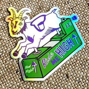 Peut inclure: Autocollant holographique représentant une chèvre de dessin animé sur une borne d'arcade verte. Le jeu affiche "Ride Me High" et "How High ?" L'autocollant a une finition irisée colorée.