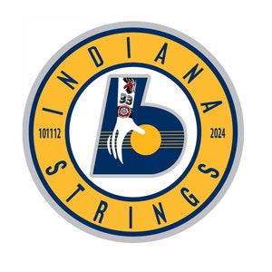Peut inclure: Un logo circulaire jaune et bleu avec le texte "INDIANAPOLIS STRINGS" autour de l'extérieur. Le logo présente une lettre "B" bleue avec une main qui s'étend dans la lettre. La main porte un bracelet avec le numéro "93" dessus. Les textes "101112" et "2024" sont de chaque côté de la lettre "B".