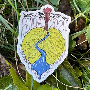 Peut inclure: Un autocollant blanc avec une guitare, des montagnes et une feuille avec un ruisseau bleu qui la traverse. Le texte "Renewal 2024" est écrit en cercle autour de la guitare. Le texte "September 26-28, 2024 Buena Vista, Colorado" est écrit autour de la feuille.