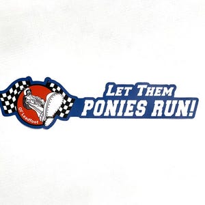 Peut inclure: Autocollant bleu et blanc avec un motif de drapeau à damier et un dessin animé de pilote dans une voiture de course. Le texte "Let Them Ponies Run!" est imprimé en blanc sur l'autocollant.