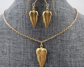 Conjunto de collar y aretes con forma de hoja natural en oro y latón