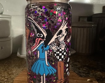 Vaso de jugo de escarabajo con purpurina suspendida