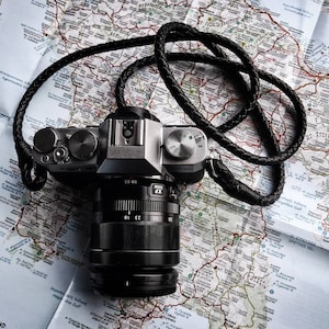 Tracolla per fotocamera intrecciata in pelle PU nera