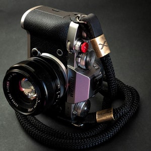 X Bronzo - Corda Nera - Tracolla per Fotocamera in Pelle Nera