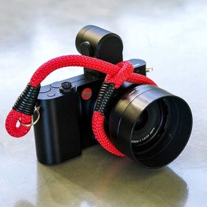 Cinghia rossa per fotocamera