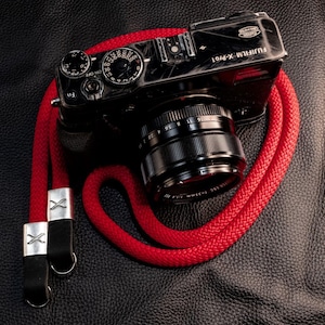 X Red Rope - Svart läderkamerarem - Silver X