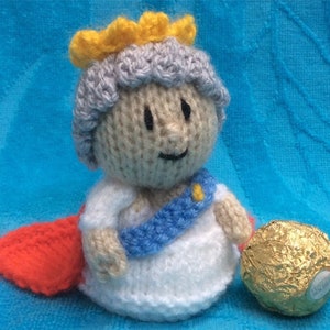 KNITTING PATTERN - Queen chocolate cover fits ferrero rocher