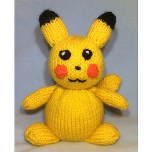 Peut inclure: Un jouet en peluche Pikachu jaune tricoté avec des oreilles noires et des joues rouges. Le jouet a des yeux noirs et un petit sourire cousu.