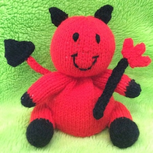 WZÓR DO ROBIENIA NA DRUTACH - Okładka Little Devil w kolorze czekoladowo-pomarańczowym / 15 cm Zabawka na Halloween