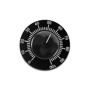 Könnte beinhalten: Ein schwarzes rundes Zifferblatt mit weißen Zahlen von 0 bis 100. Das Zifferblatt hat einen weißen Zeiger, der auf die Zahl 50 zeigt.