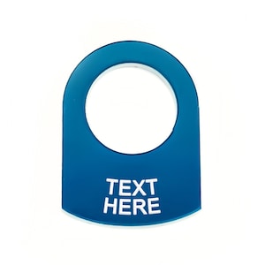 Puede incluir: Un anillo de plástico azul con un agujero en el centro y el texto "TEXT HERE" impreso en blanco.