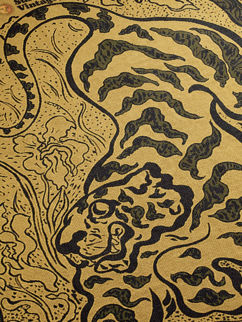 Pu&ograve; includere: Primo piano di un tessuto con un motivo a tigre in nero e verde su sfondo dorato. Il viso della tigre &egrave; visibile nell'angolo in basso a destra dell'immagine.