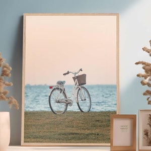 Bicicleta imprimible en la playa Arte de pared Fotografía Decoración bohemia Póster Bicicleta de mujer al atardecer Decoración del hogar Impresión Póster de estilo de vida al aire libre Impresión