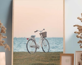 Bicicleta imprimible en la playa Arte de pared Fotografía Decoración bohemia Póster Bicicleta de mujer al atardecer Decoración del hogar Impresión Póster de estilo de vida al aire libre Impresión